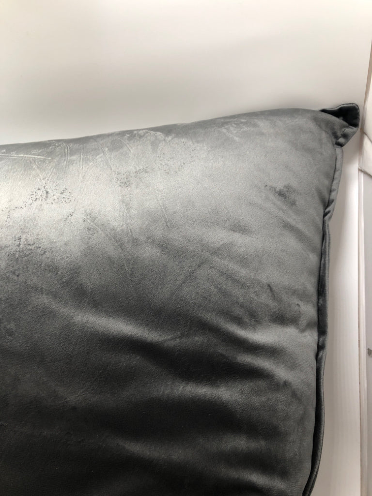 GREY FABRIC PILLOW.
