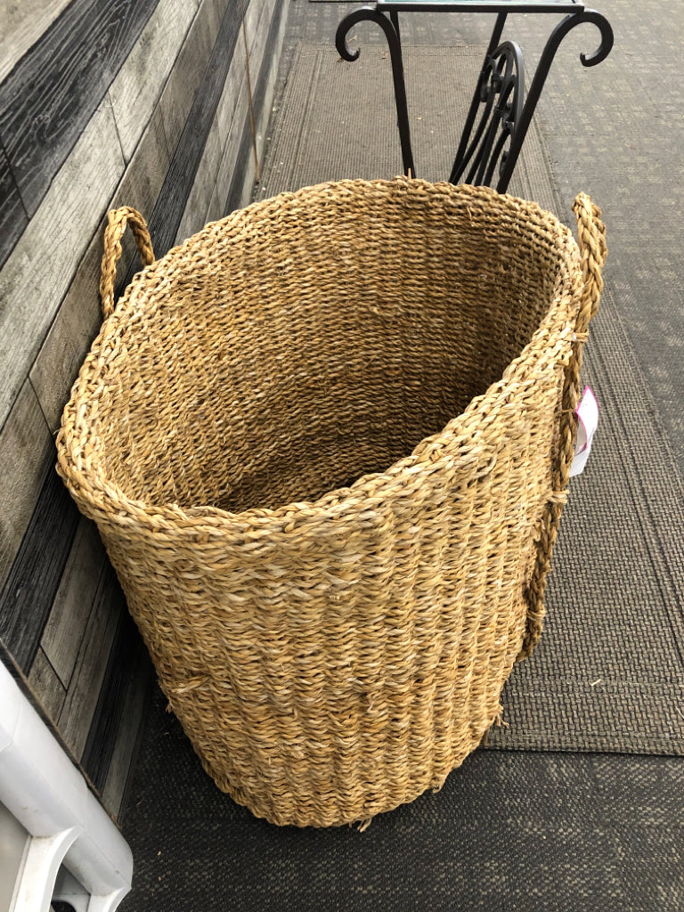 LG WOVEN WICKER BASKET.