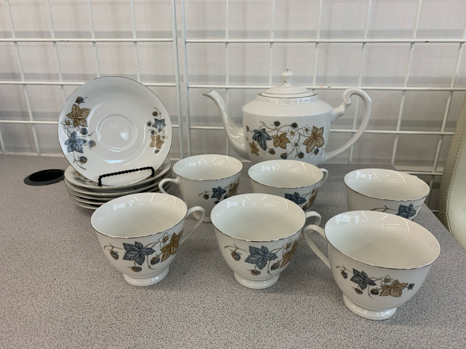 13PC BLUE/ORANGE LEAF TEA SET SRVC FOR 6.