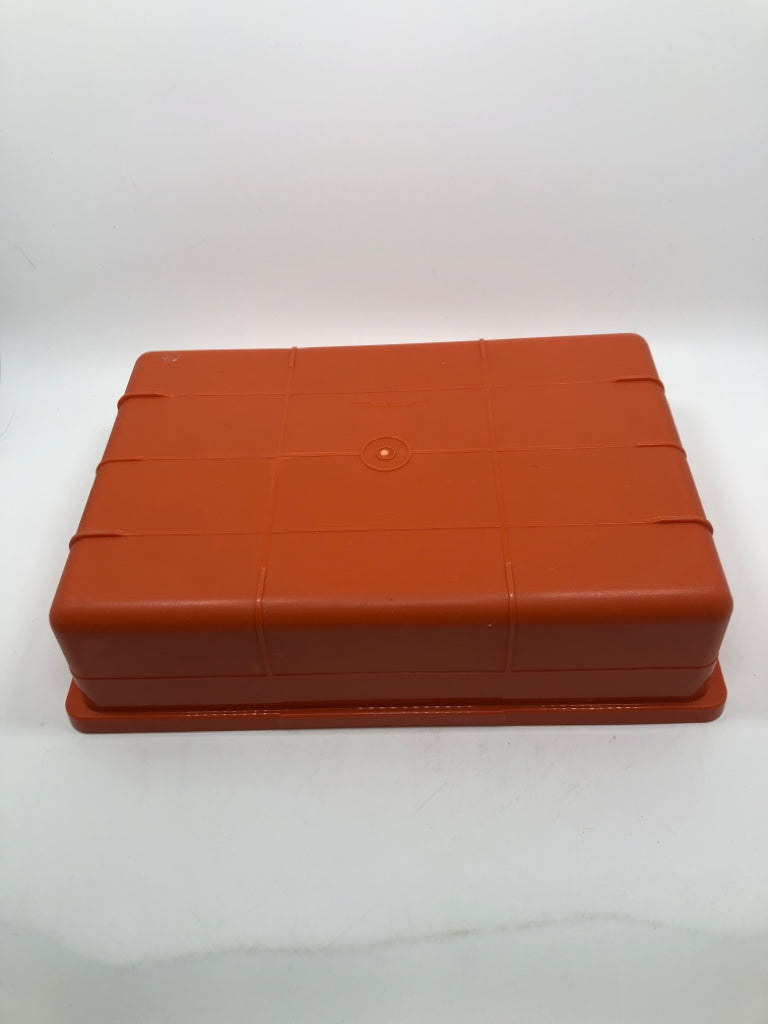 ORANGE TUPPERWARE ORGANIZER W/LID.