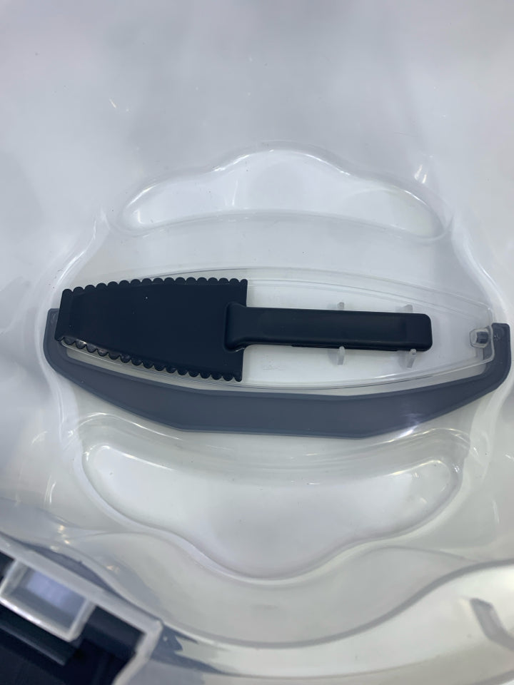 CUPCAKE & CAKE HOLDER W/KNIFE & PLASTIC COVER.