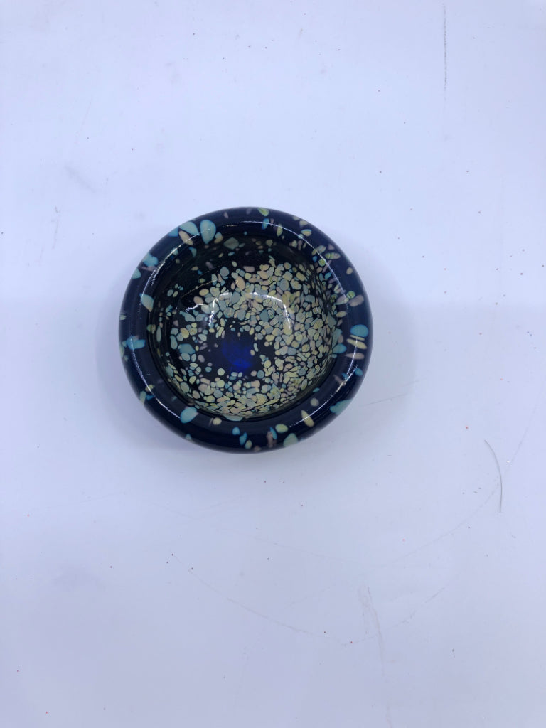 SMALL TWO TONED BLUE BLOWN GLASS BOWL.