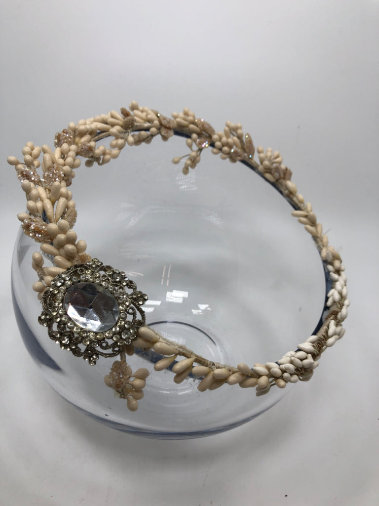 WHITE PIP GLASS BOWL W/GEM.