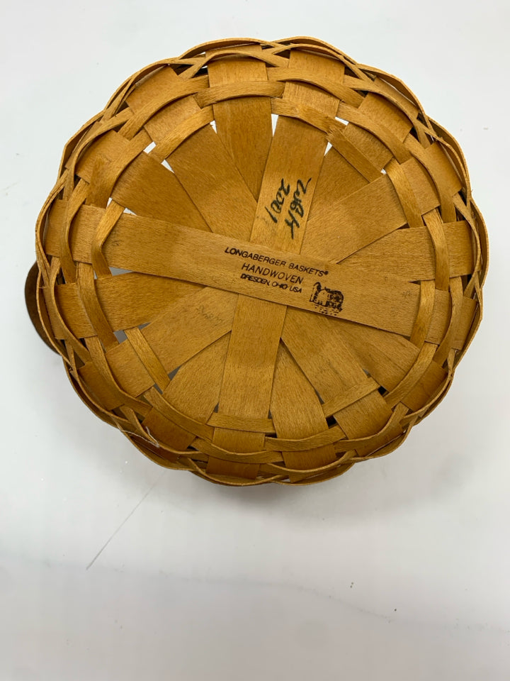 2001 ROUND BASKET W/BLUE STRIPE AND HANDLES.