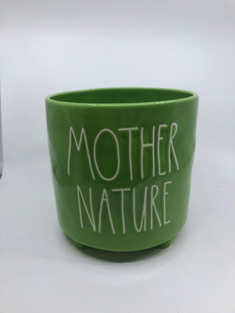 GREEN FOOTED MOTHER NATURE PLANTER.