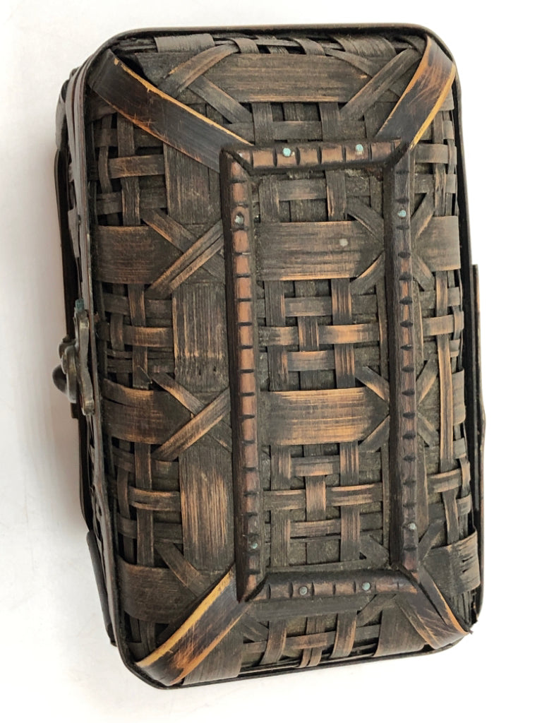 WOVEN BOX W/FLIP LID AND LATCH.