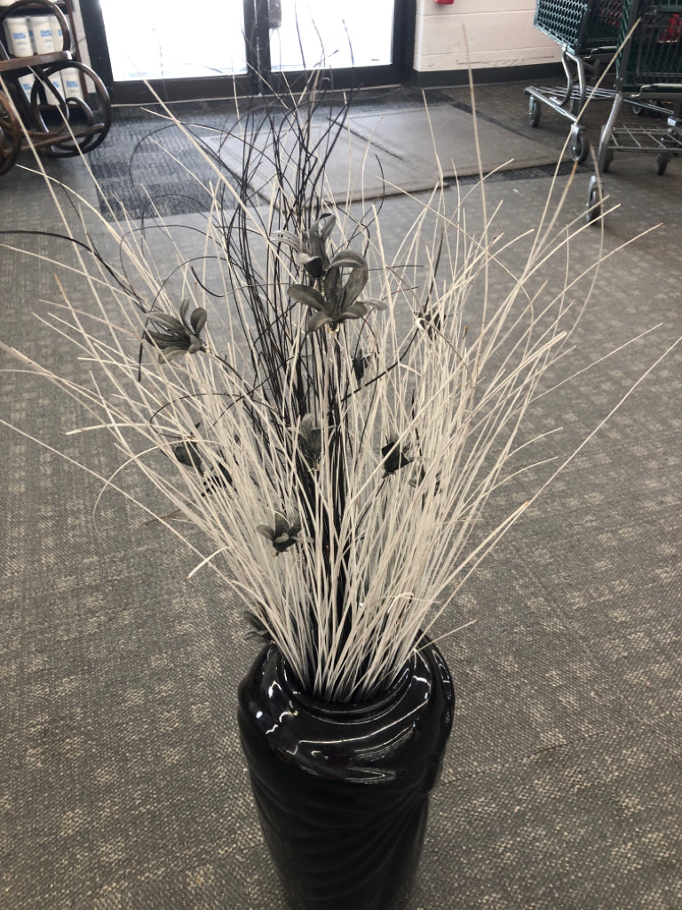 BLACK VASE W BLACK+ WHITE FAUX GRASS.