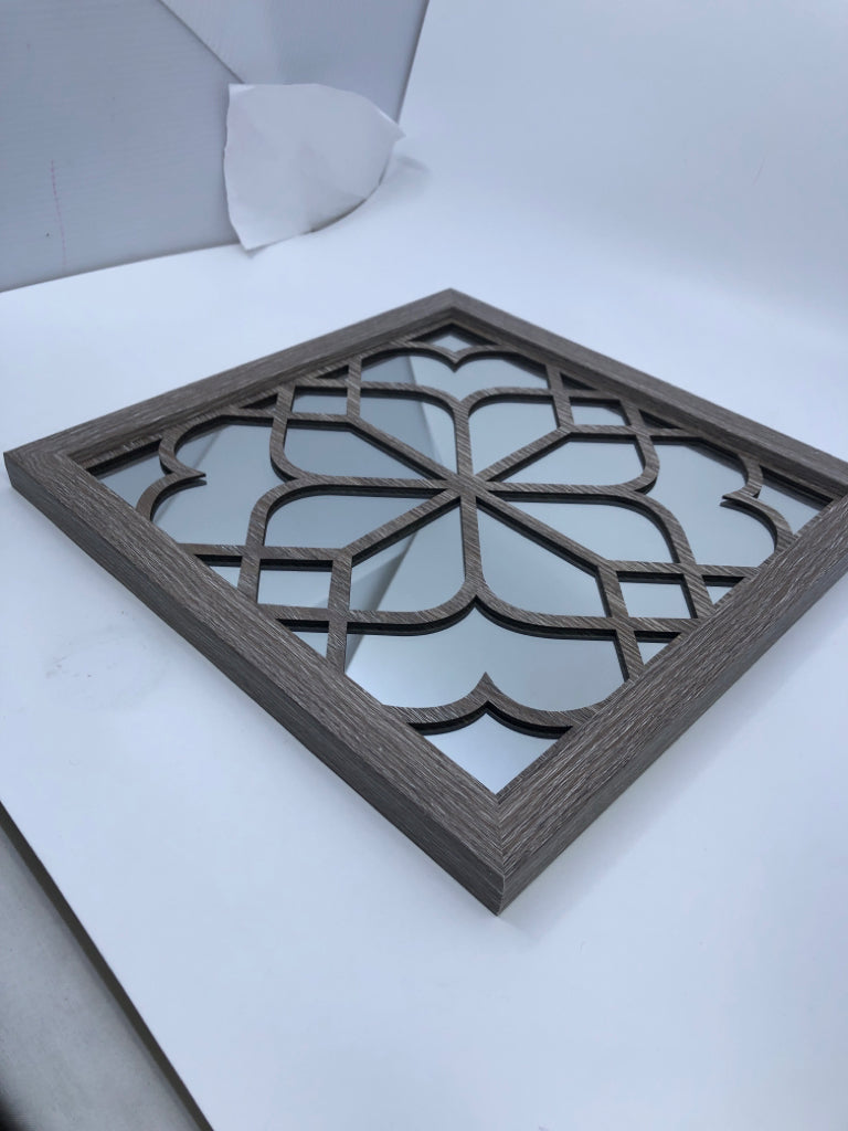 WOOD MEDALLION DESIGN MIRROR.