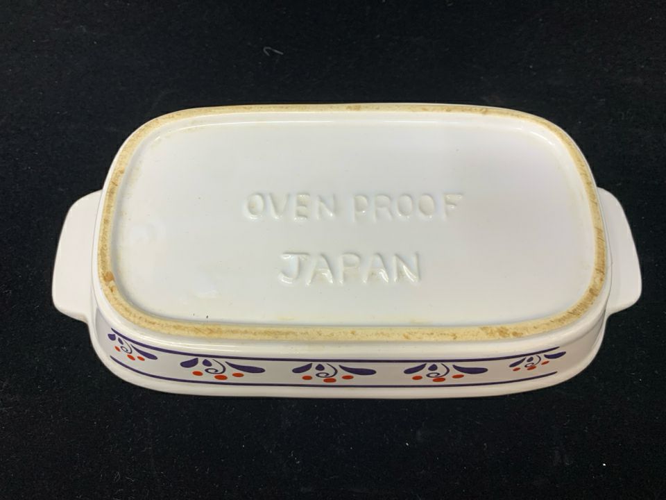 OVAL BAKER W/BLUE AND RED DETAILS.