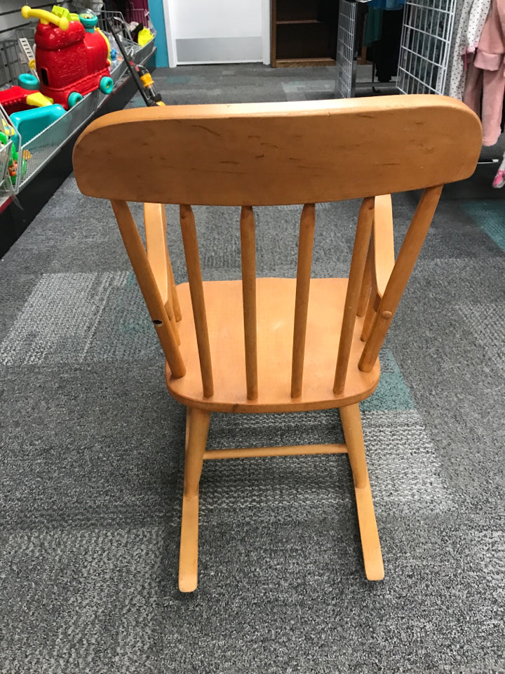 BLONDE WOOD CHILDREN'S ROCKING CHAIR.