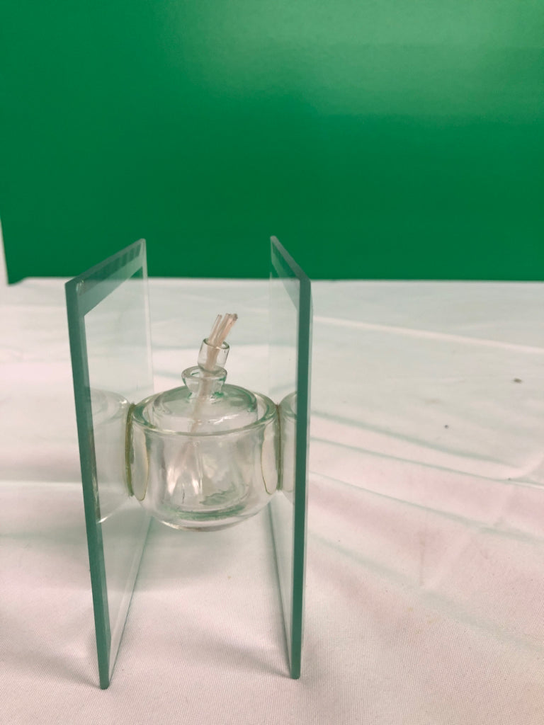 SQUARE CLEAR GLASS W/ CIRCLE OIL LAMP IN CENTER.