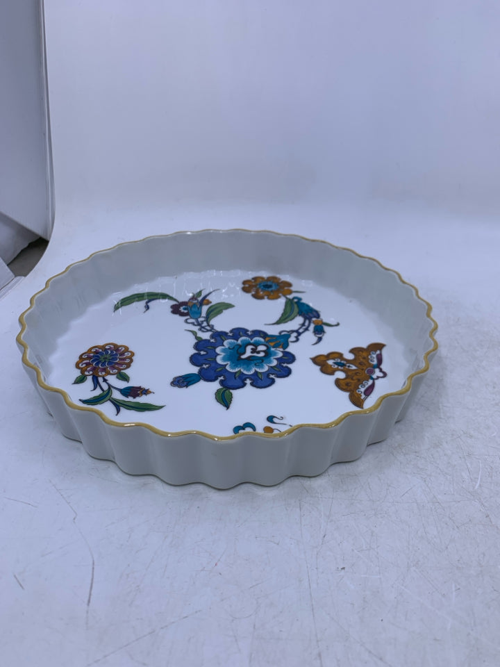 WHITE QUICHE DISH W/ FLOWERS YELLOW RIM.