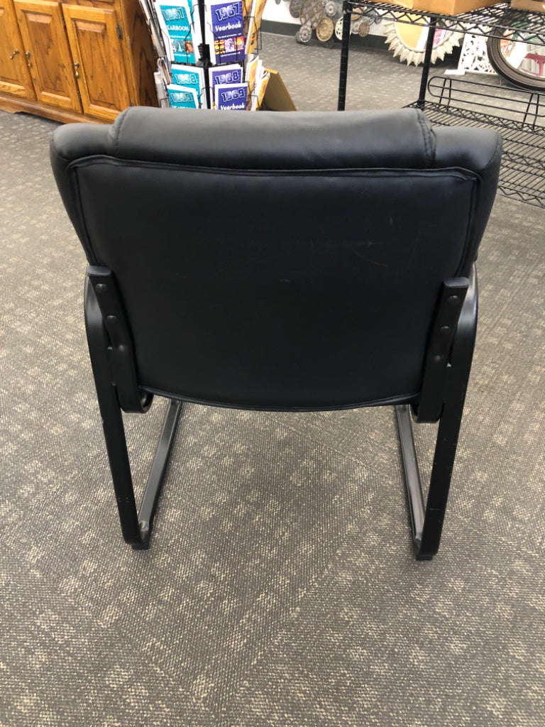 BLACK FAUX LEATHER OFFICE CHAIR WITH HANDLES.