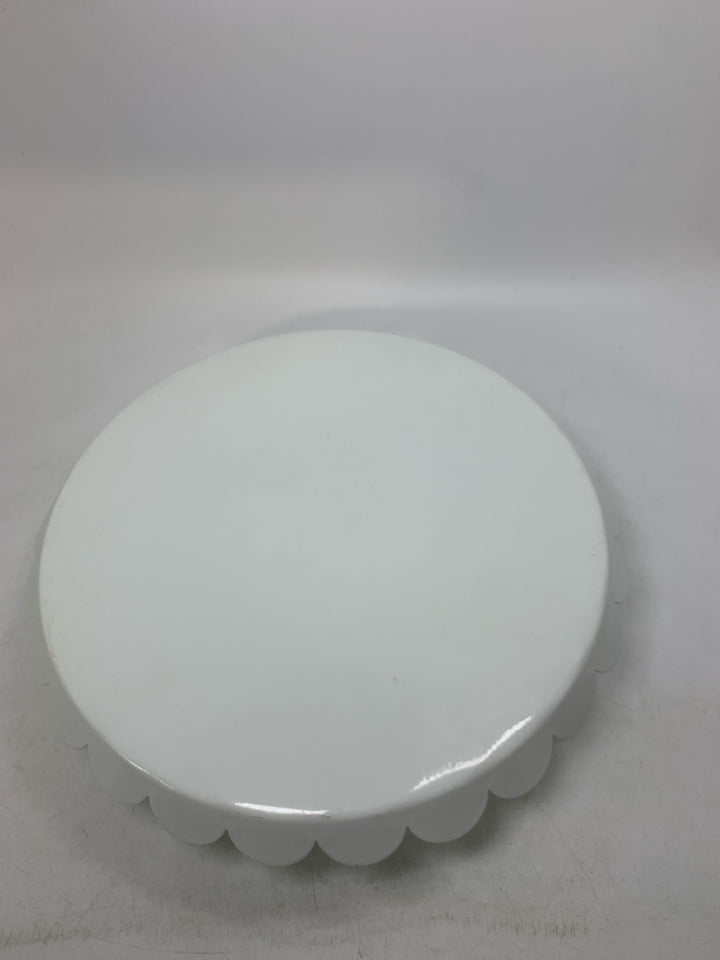 SHORT METAL CAKE STAND W/ SCALLOP EDGE.