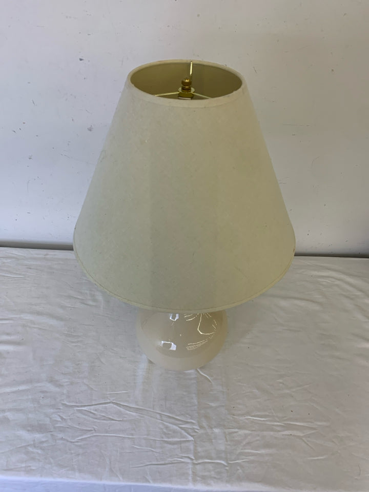 CREAM CRACKLE CERAMIC BASE W/ CREAM SHADE LAMP.