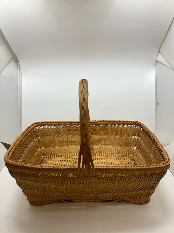 WOVEN WICKER BASKET W/BRAIDED HANDLE.