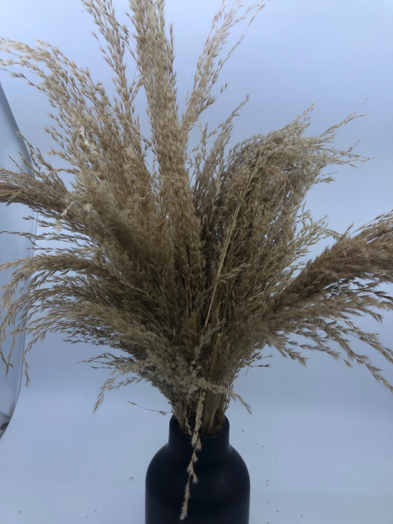 BROWN FAUX GRASS IN BLACK VASE DECOR.