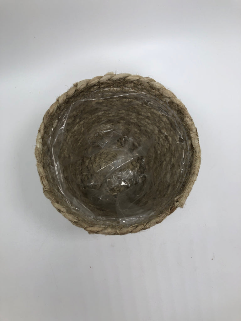 NWT SM WICKER PLANTER.