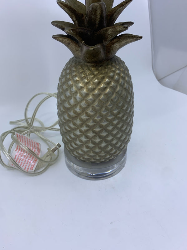 SILVER PINEAPPLE LAMP W/ WHITE SHADE.