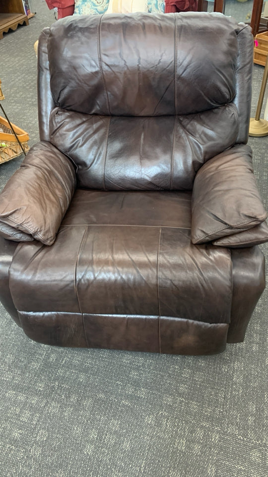 BROWN LEATHER RECLINER.