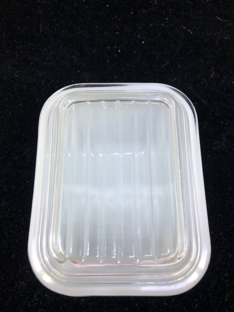 VTG SMALL SQUARE PYREX AMISH BUTTERPRINT FRIDGE DISH W LID.