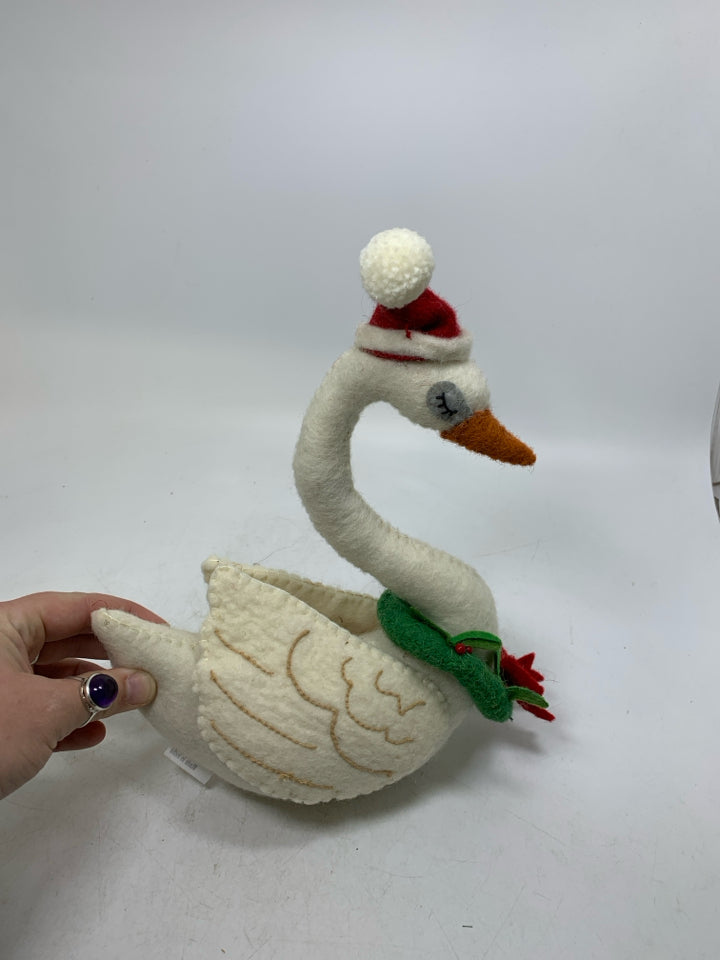 FELT SWAN W/ WREATH & SANTA HAT.