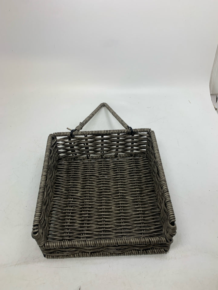 PLASTIC WOVEN NAPKIN HOLDER W/ WEIGHT.