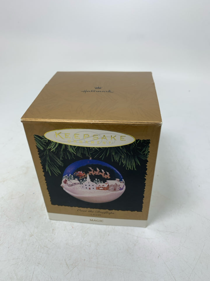 IN BOX VTG HALLMARK OVE THE ROOFTOPS LIGHT ORNAMENT.