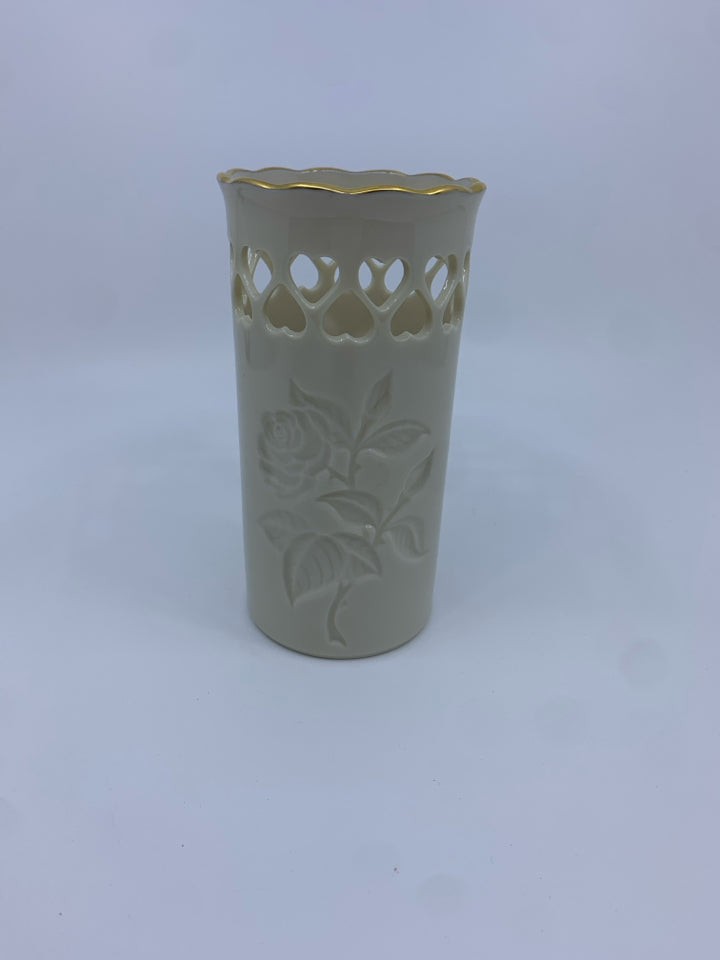 LENOX HEART LACE EDGE VASE W ROSE PATTERN.