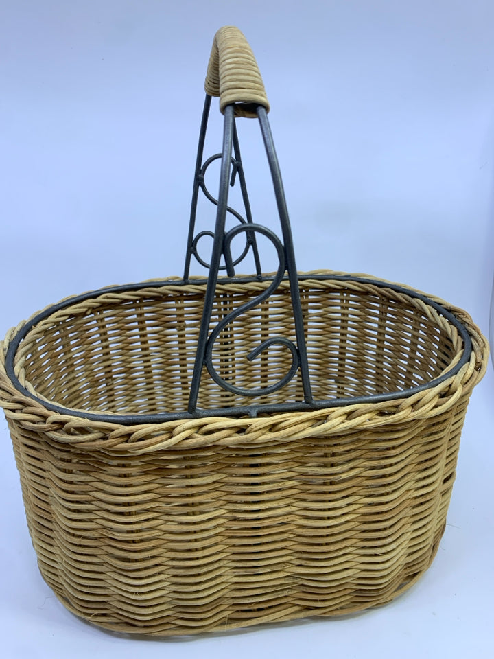 WOVEN WICKER BASKET W/METAL STRUCTURE & HANDLE.