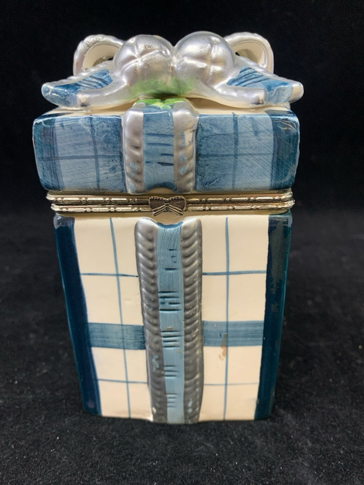 CERAMIC BLUE WHITE GIFT BOX.