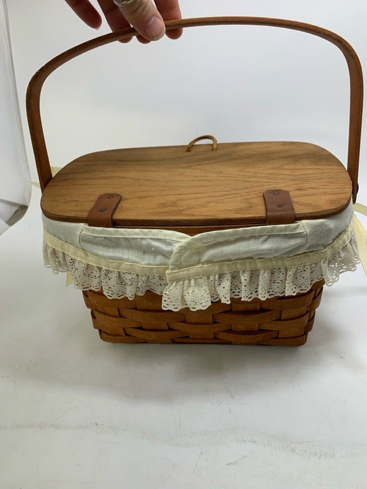 VTG PICNIC/SEWING BOX BASKET 1989 W/ LID WHITE LACE LINER.