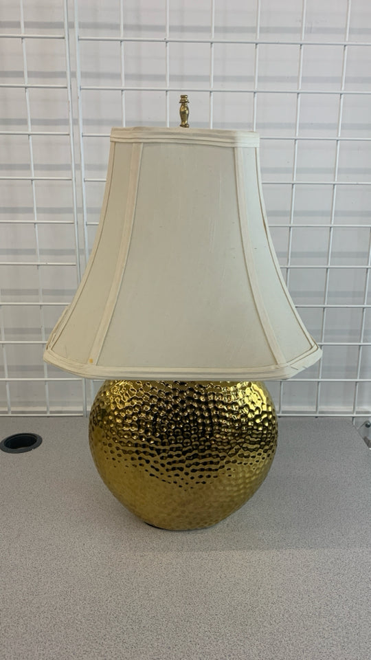 GOLD METAL BASE LAMP W/CREAM SHADE.