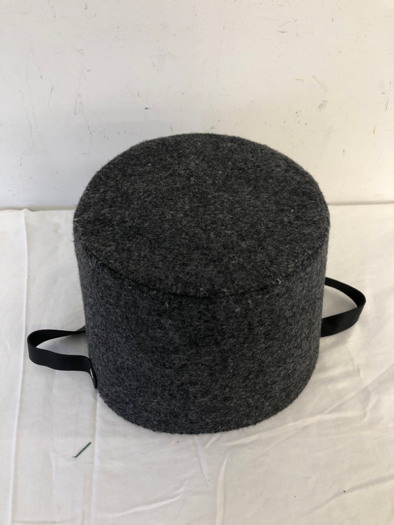 GREY FELT BUCKET W/2 HANDLES.