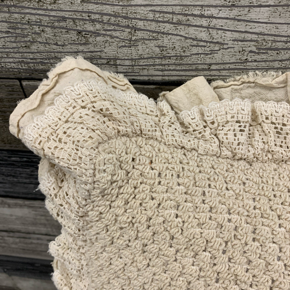 LG SQUARE LACE PILLOW.