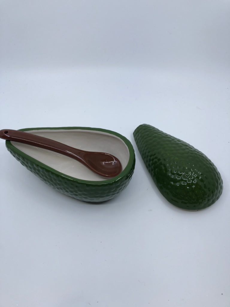 CERAMIC GUACAMOLE SERVER SHAPED AS AVOCADO.