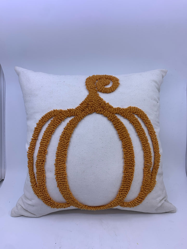 WHITE PUMPKIN SQUARE PILLOW.
