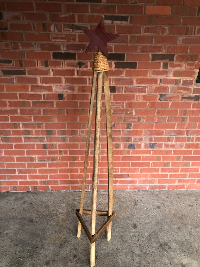 PRIMITIVE DECORATIVE RED STAR STAND.