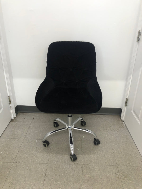 BLACK BUTTON TUFTED OFFICE CHAIR.