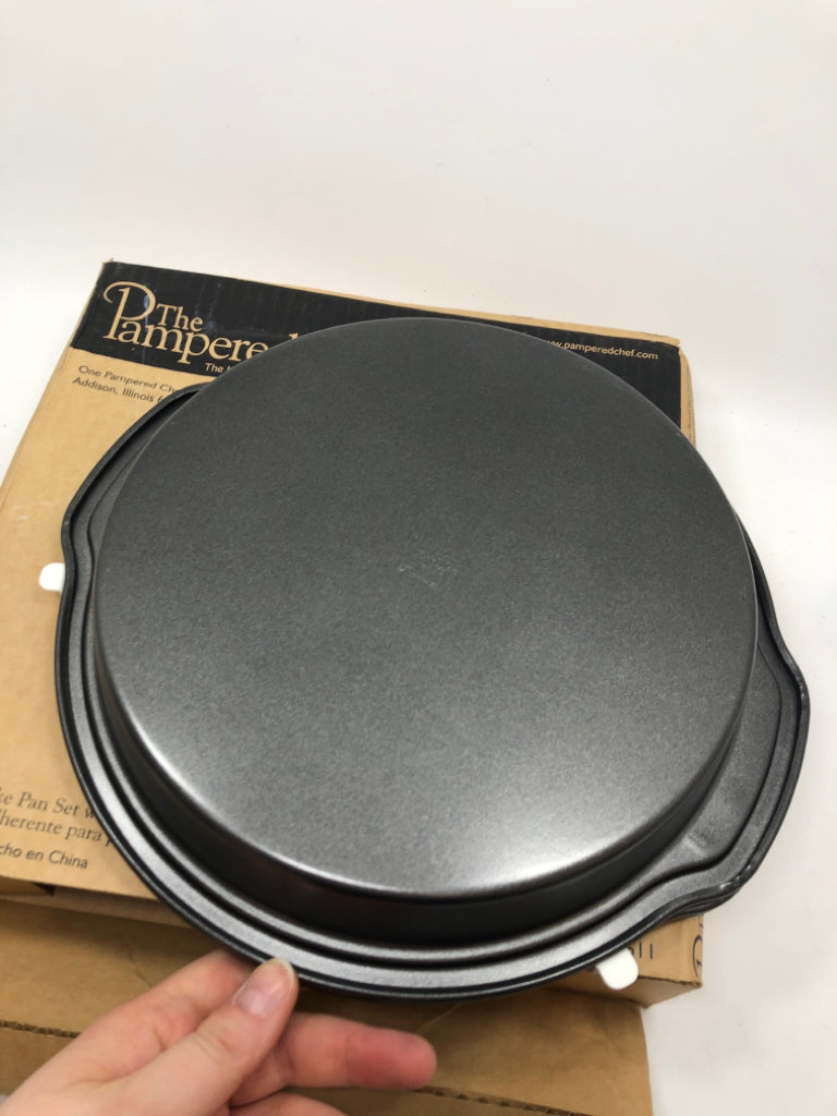PAMPERED CHEF CAKE PAN SET IN BOX.