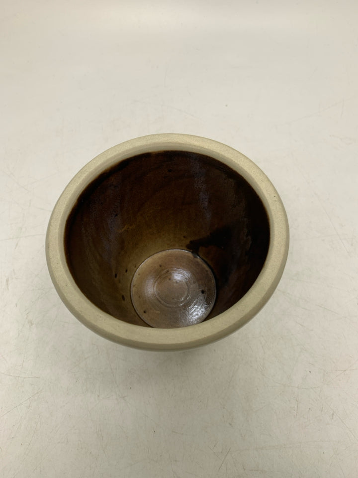 SMALL POTTERY PLANTER W/ WHITE DAISIES.