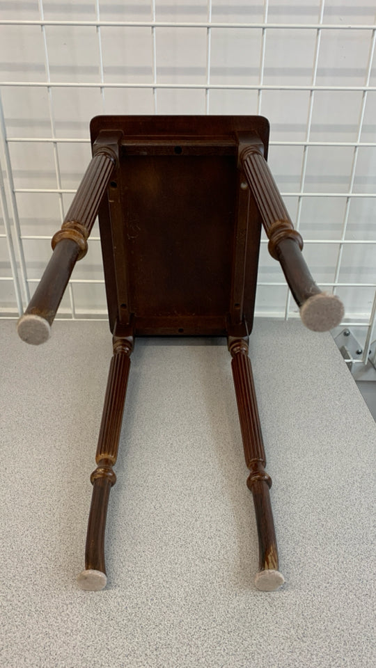 DK WOOD TABLE/PLANT STAND W/CURVED LEGS.