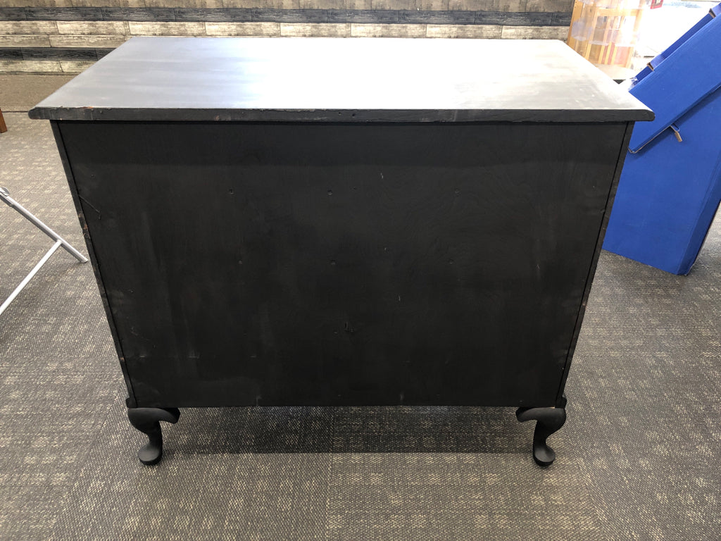 4-DRAWER BLACK DRESSER W/GOLD HANDLES.