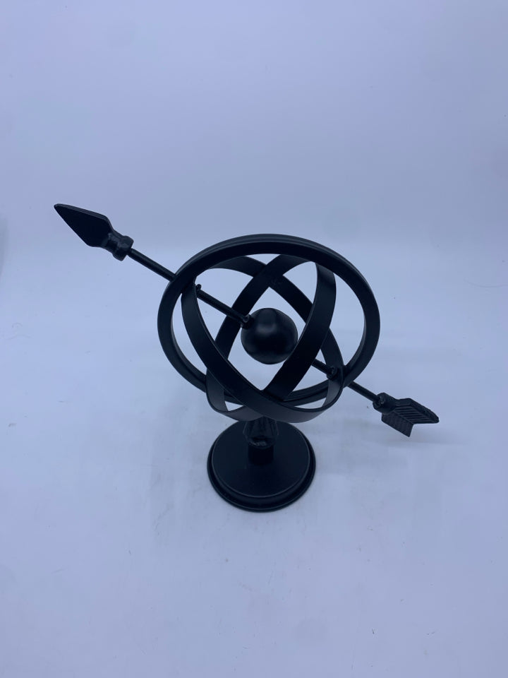 BLACK METAL ARROW SPHERE DECOR.