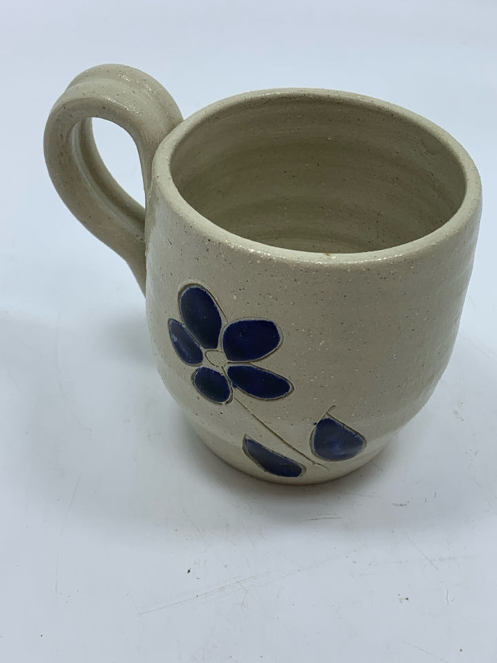 WILLIAMSBURG POTTERY MUG W/BLUE FLOWER.