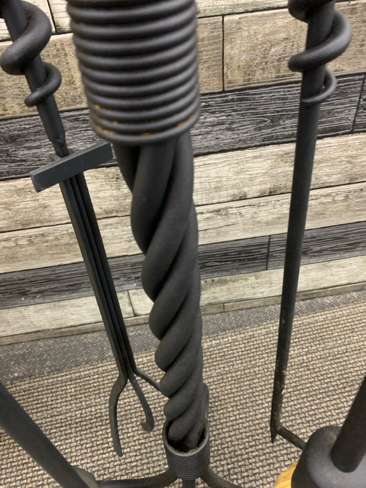 HEAVY BLACK METAL FIREPLACE TOOL SET.
