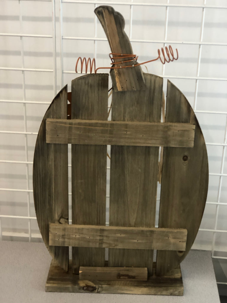 WHITE PAINTED WOODEN PUMPKIN W/METAL LEAVES.