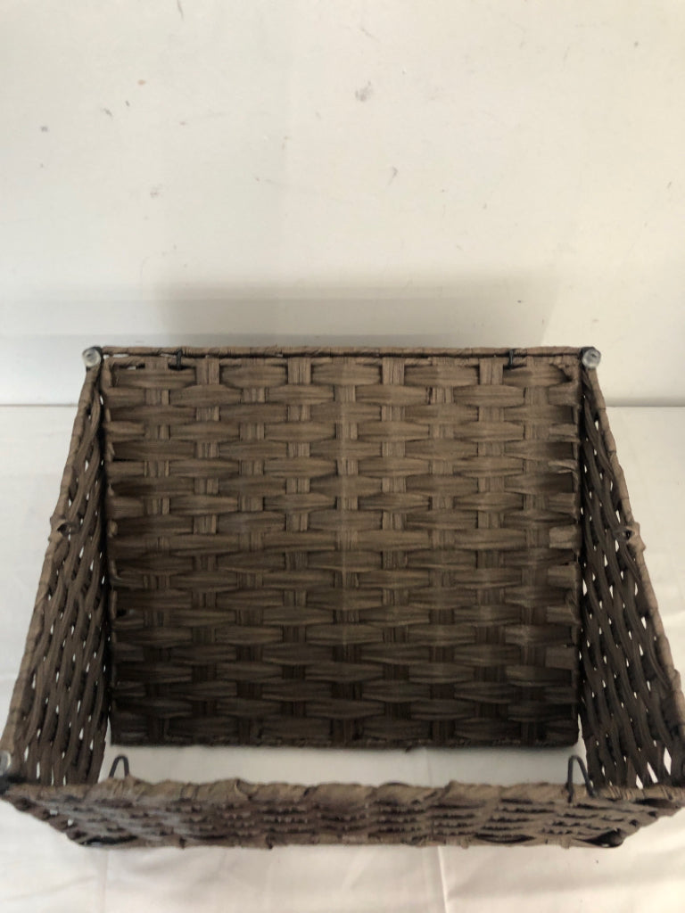 LIGHT BROWN REMOVABLE BOTTOM BASKET.