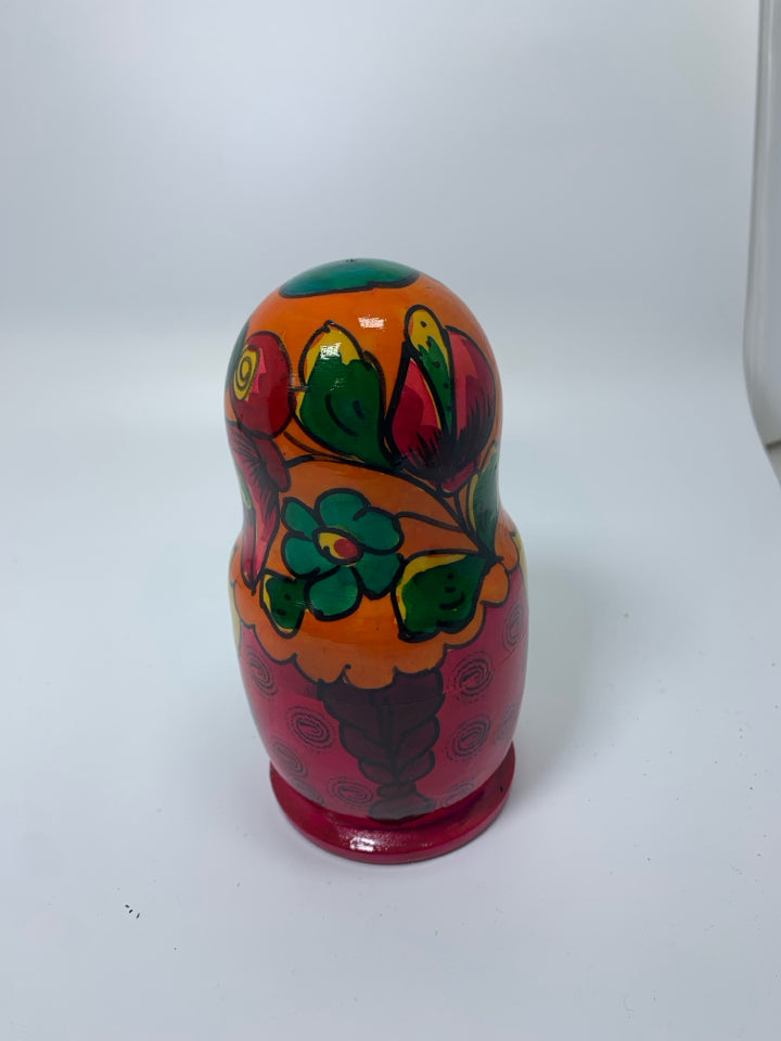 5 WOOD NESTING DOLLS BROWN HAIR WOMAN W/ FLOWERS.