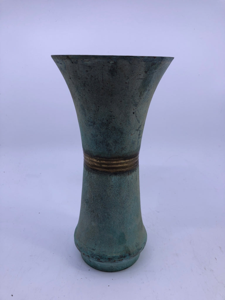 VTG BRASS METAL VASE.